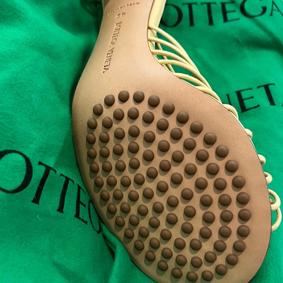 BOTTEGA VENETA
Dot Twisted Strap Leather Sandals size 42
$1250 NEW ASKING $750 - Picture 3 of 9